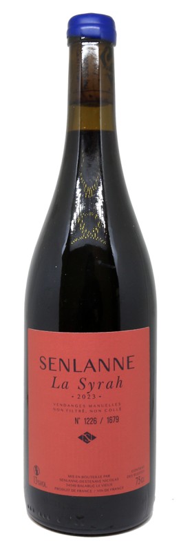 bouteille la syrah 2023, domaine senlanne, vin rouge naturel, syrah, élevage barrique 3 vins, étiquette minimaliste, vin artisanal, sols calcaires, bouchage cire manuelle, vin biodynamique, vignoble languedoc