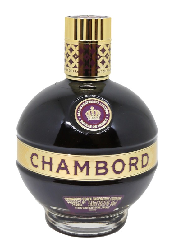 bouteille Chambord, liqueur de framboise, flacon sphérique, étiquette dorée, cocktail sophistiqué, fruits rouges, luxe français, esprit baroque